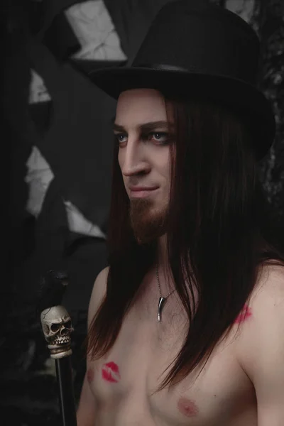 Pohledný štíhlý mladý gothic upír člověka s označením polibků — Stock fotografie
