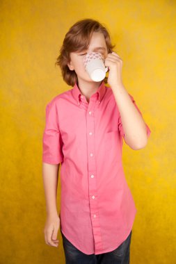 sarı parlak studio arka plan üzerinde sıcak içecek fincan ile yakışıklı genç