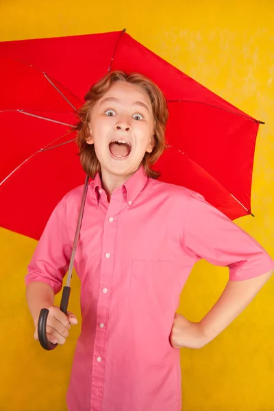 Χαριτωμένο παιδί με κόκκινη ομπρέλα φωτεινό σε κίτρινο φόντο μόνος — Φωτογραφία Αρχείου