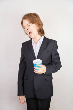 yorgun stres genç çocuk beyaz stüdyo özgeçmişlerine tek başına ayakta iş takım elbise