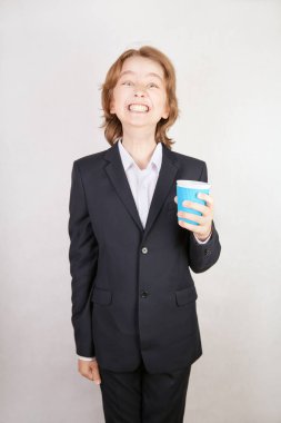 yorgun stres genç çocuk beyaz stüdyo özgeçmişlerine tek başına ayakta iş takım elbise