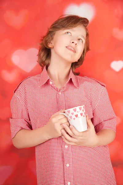 혼자 레드 심장 스튜디오 배경 흰색 컵 귀여운 행복 미소 소년 — 스톡 사진