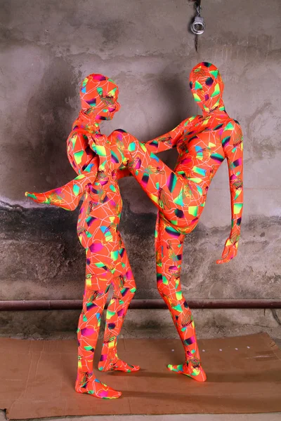 Två orange zentai fetisch flicka som leker — Stockfoto