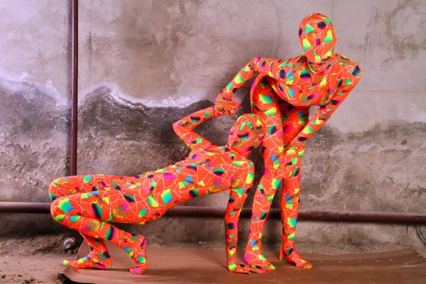 Due arancione zentai feticcio ragazza giocare — Foto Stock