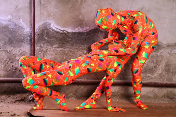 Två orange zentai fetisch flicka som leker — Stockfoto