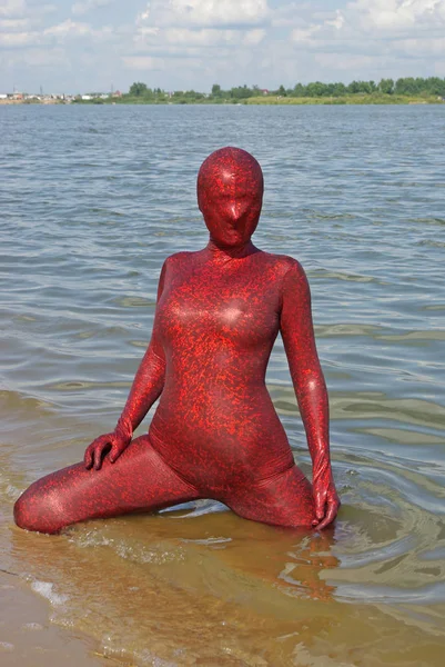 Curvy plus velikost ženy nosit kostým fetiš na pláži — Stock fotografie
