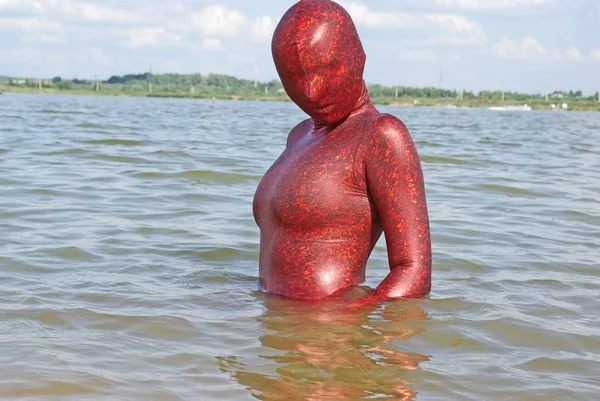 Kurviga plus size kvinna som bär fetish kostym på stranden — Stockfoto