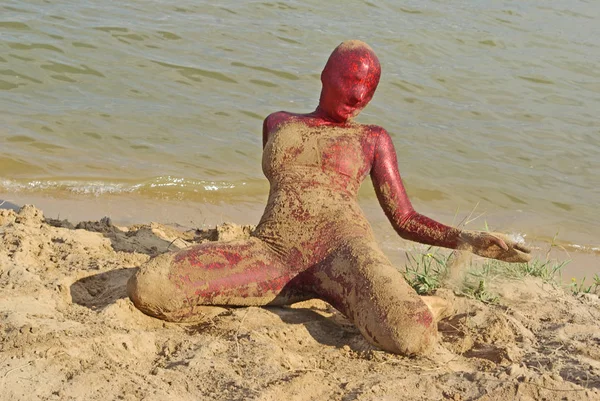 Krásné červené zentai žena na pláži — Stock fotografie