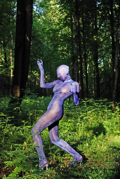 UFO alien lidí v lese — Stock fotografie