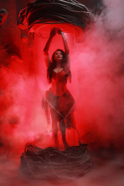 Bella plus size donna che indossa corsetto rosso — Foto Stock