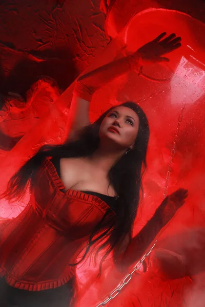 Belle femme taille plus portant corset rouge — Photo