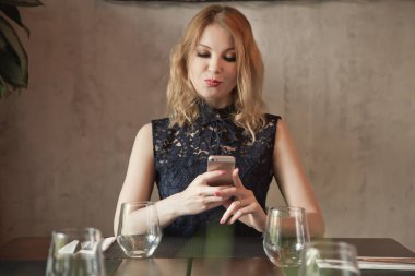 Akıllı telefonlu güzel bir kadın.