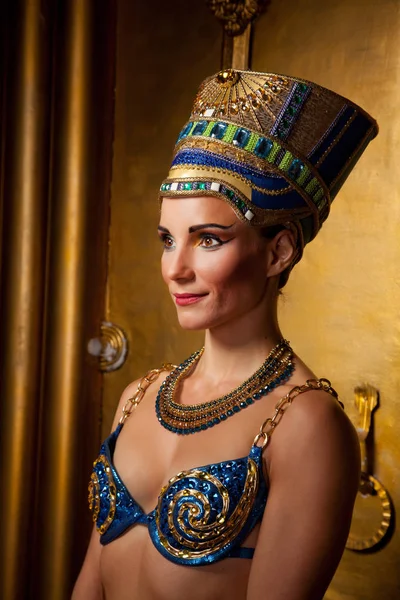 Sexual bela mulher egypt no enorme fundo portões dourados — Fotografia de Stock