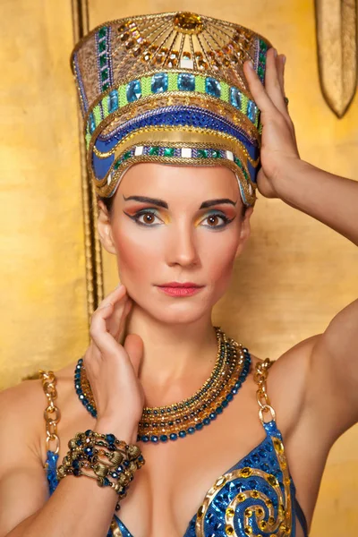 Sexual bela mulher egypt no enorme fundo portões dourados — Fotografia de Stock