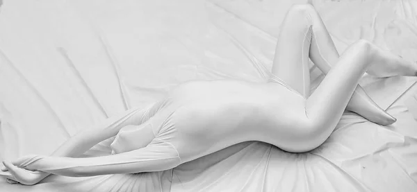 Bílé zentai fetiš dívka v posteli sám — Stock fotografie