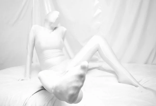 Bianco zentai feticcio ragazza in il letto da solo — Foto Stock