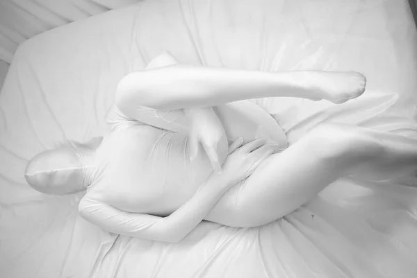 Beyaz zentai fetiş kız yalnız yatakta — Stok fotoğraf