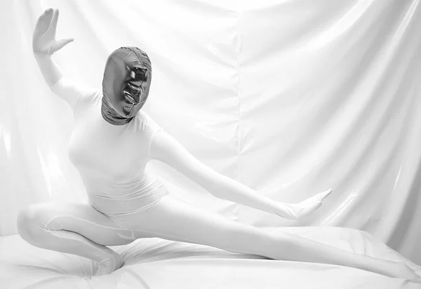 Branco zentai fetiche menina no o cama sozinho — Fotografia de Stock