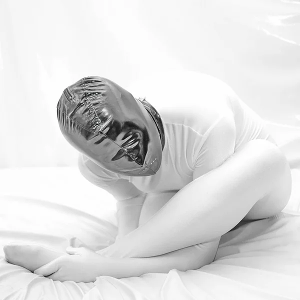 Blanco zentai fetiche chica en la cama solo — Foto de Stock