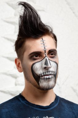 ölü kafatası Cadılar Bayramı portre erkek makyaj 