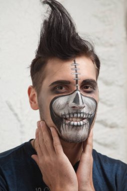 ölü kafatası Cadılar Bayramı portre erkek makyaj 