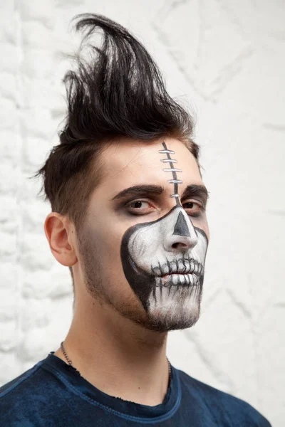 Cráneo muerto halloween macho conforman retrato —  Fotos de Stock