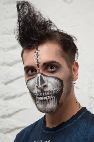 ölü kafatası Cadılar Bayramı portre erkek makyaj 