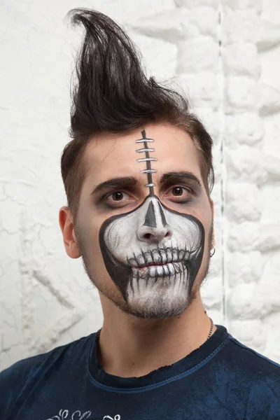 ölü kafatası Cadılar Bayramı portre erkek makyaj 