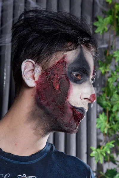Skrämmande blodig döda onda clown porträtt — Stockfoto