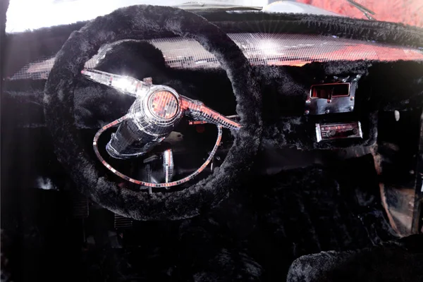 Σχεδιαστής δημιουργικό στυλ vintage αυτοκίνητο τροχός με μαύρη γούνα και ασημί καθρέπτες — Φωτογραφία Αρχείου