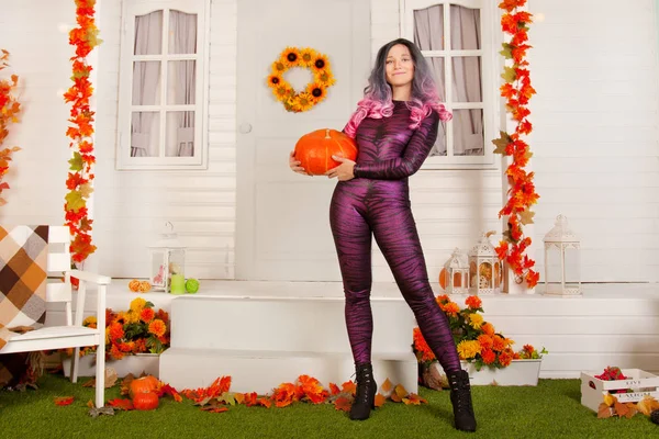 Bella donna che indossa vestiti sessuali vicino alla casa di autunno da solo — Foto Stock