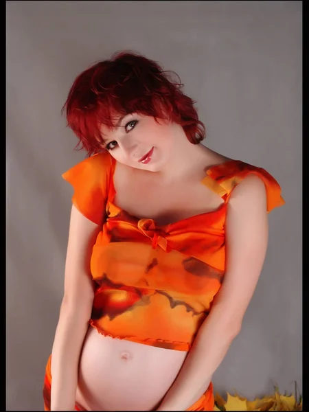 Szép redhead rövid haj terhes nő a szürke stúdió-háttér — Stock Fotó