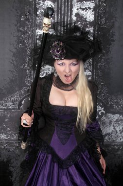 tarihi mor siyah uzun elbise giyen güzel sarışın kadın