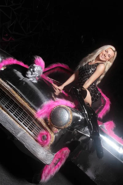 Menina loira bonita no carro cabriolet designer com pele rosa e espelhos de prata sozinho — Fotografia de Stock