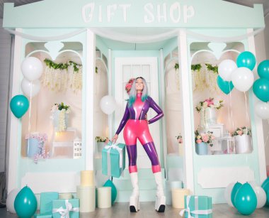 lateks lastik bebek catsuit giyen ve sevimli beyaz Hediyelik Dükkanı Hava balonlar ve hediyeler ve Noel ve yılbaşı için hediye ile yakın poz güzel anime kız