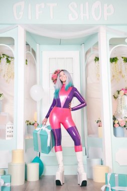 lateks lastik bebek catsuit giyen ve sevimli beyaz Hediyelik Dükkanı Hava balonlar ve hediyeler ve Noel ve yılbaşı için hediye ile yakın poz güzel anime kız