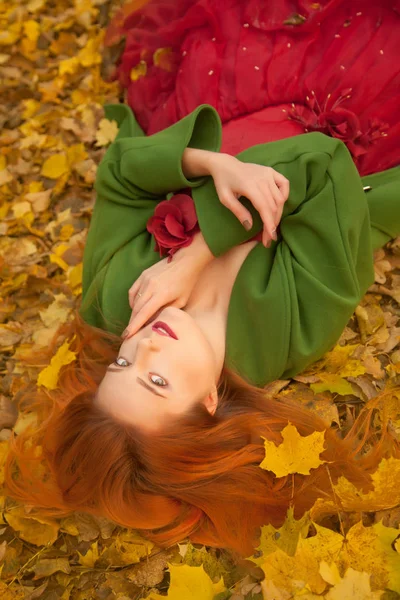 Hübsches Herbstmädchen mit roten Haaren allein im gelben Park — Stockfoto