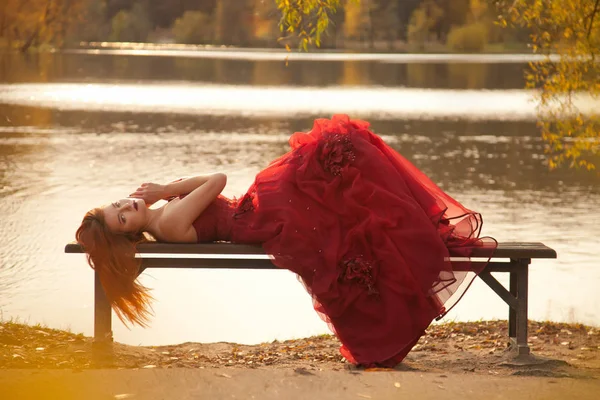 Dość Jesienna dziewczyna z rude włosy w parku żółty sam — Zdjęcie stockowe