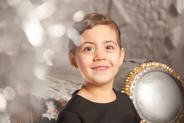 Niña bastante emocional con árbol de navidad — Foto de Stock