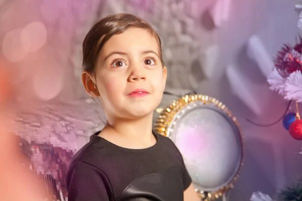 Досить емоційна маленька дівчинка з ялинкою — стокове фото