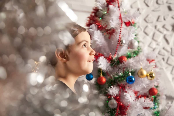 Menina criança muito emocional com árvore de natal — Fotografia de Stock