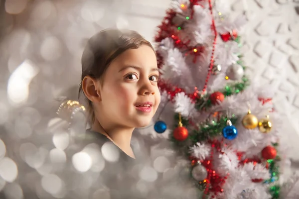 Menina criança muito emocional com árvore de natal — Fotografia de Stock