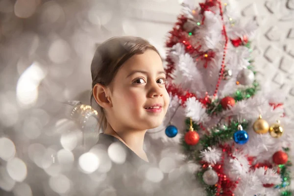 Ganska känslomässig liten kid flicka med julgran — Stockfoto