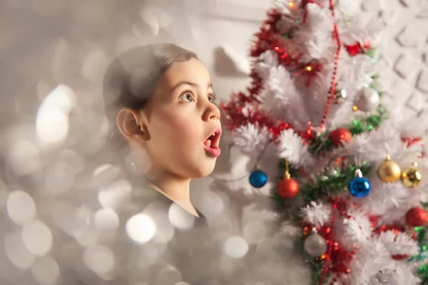 Ganska känslomässig liten kid flicka med julgran — Stockfoto
