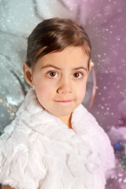 Noel ağacı ile oldukça duygusal çocuk kız