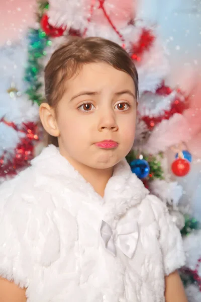 Menina criança muito emocional com árvore de natal — Fotografia de Stock