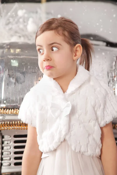 Niña bastante emocional con árbol de navidad — Foto de Stock