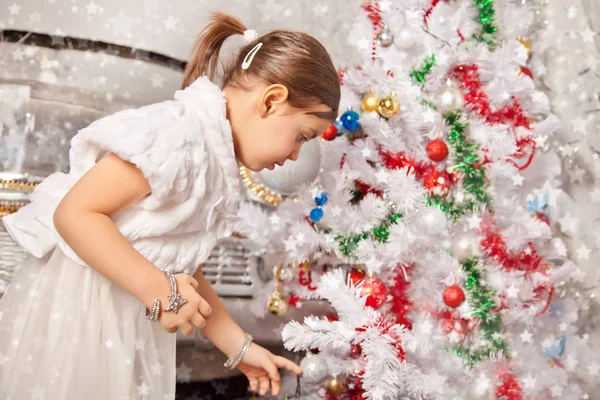 Menina criança muito emocional com árvore de natal — Fotografia de Stock