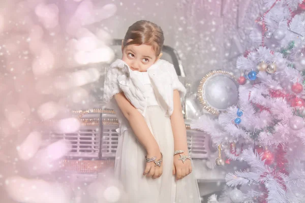 Очень эмоциональная маленькая девочка с рождественской ёлкой — стоковое фото