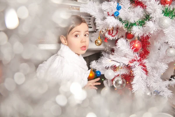 Menina criança muito emocional com árvore de natal — Fotografia de Stock